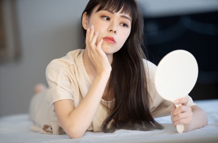 Apa yang Terjadi Saat Kulit Tidak Terlalu Sering Dicek di Cermin?